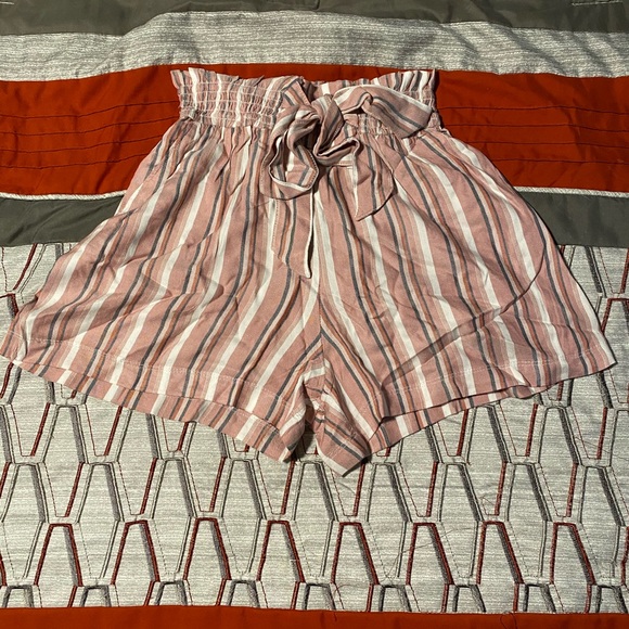 Hollister Ultra High-Rise Paper-Bag Woven Short - Picture 2 of 6